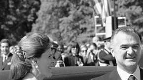 En esta imagen de archivo, Miguel de la Madrid (al centro) recibiendo en México al expresidente de EE.UU., Ronald Reagan.