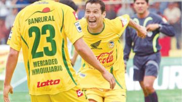 Francisco Aguilar (der.)  celebra el gol de la victoria de Marquense  sobre Petapa conseguido en los descuentos y que valió el liderato.