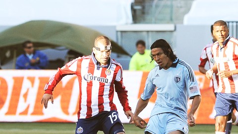 Alejandro Moreno (15), de Chivas USA, disputa el balón ante Roger Espinoza, de Kansas City, ayer.