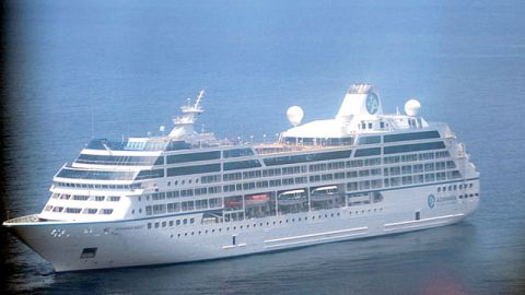 El Azamara Quest, se dirige hacia Malasia tras 24 horas a la deriva por un incendio.