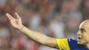 El uruguayo Santiago Silva grita el primero de Boca, camino de una victoria contundente en el campo de  Estudiantes de La Plata.