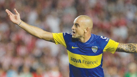 El uruguayo Santiago Silva grita el primero de Boca, camino de una victoria contundente en el campo de  Estudiantes de La Plata.