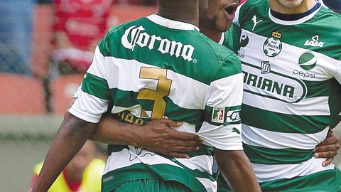 Oribe Peralta es felicitado por sus compañeros luego de abrir el marcador para el cuadro santista en el Estadio Nemesio Díez.