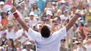 Djokovic parece dar gracias al cielo, mientras el público le ovaciona.
