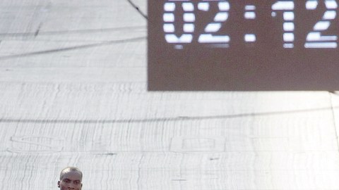 Lemayian cruza la meta y el reloj marca su récord.