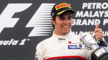 Pérez, de la escudería Sauber, momentos en que recibió el trofeo correspondiente al segundo puesto del circuito de Sepang.