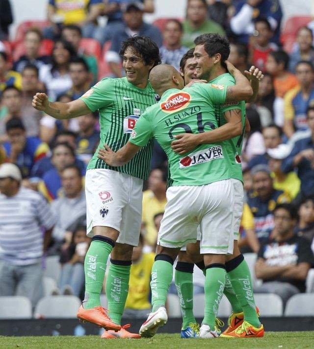 Jugadores del Monterrey celebran una anotación ante América.