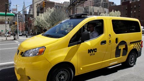 El Nissan NV200 es de un amarillo más intenso del que, actualmente, tienen los taxis en la ciudad.