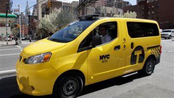 El Nissan NV200 es de un amarillo más intenso del que, actualmente, tienen los taxis en la ciudad.