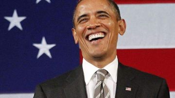 El presidente Obama bromea durante el evento en el Teatro Apollo de Harlem.