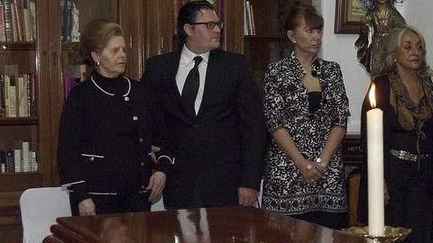 Paloma Cordero (izq.), esposa de Miguel de la Madrid, junto a varios familiares en el velatorio del expresidente.