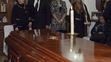 Paloma Cordero (izq.), esposa de Miguel de la Madrid, junto a varios familiares en el velatorio del expresidente.