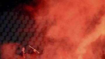 Aficionados egipcios se enfrentan en las gradas del estadio de Port Said Egipto ayer.