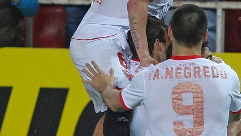 Alvaro Negredo (9) se une al festejo del Sevilla.