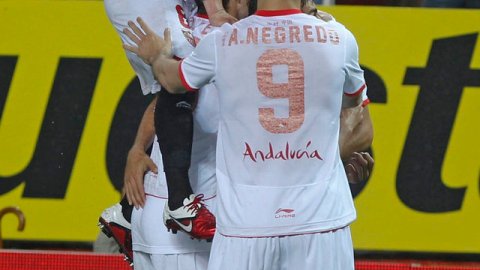 Alvaro Negredo (9) se une al festejo del Sevilla.