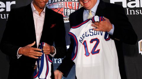 Reggie Miller (izq.) y Don Nelson con sus camisetas emblemáticas.