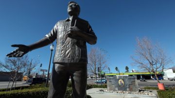 Estatua dedicada a César Chávez cercana a la esquina de las calles Truman y Wolfskill, en San Fernando, California.