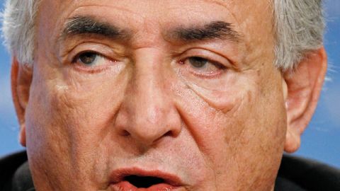 Dominique Strauss-Kahn habla en conferencia de prensa durante una reunión anual del FMI.