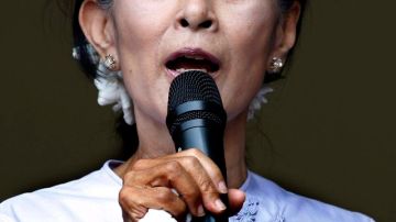 Aung San Suu Kyi, Premio Nobel de la Paz y líder  opositora,  saluda a sus seguidores.