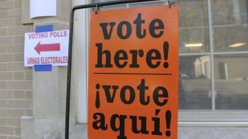 Un cartel llama al voto en inglés y español.