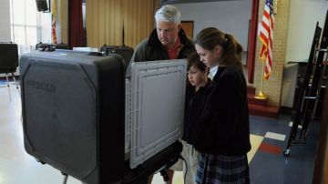 Un hombre vota a través de un dispositivo electrónico en Maryland.
