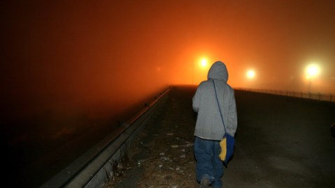 Un inmigrante camina por el canal de desagüe de Tijuana una colonia subterránea  donde casi todos fueron  deportados.