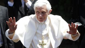 El papa Benedicto XVI saluda al llegar al colegio Miraflores en León donde descansará algunas horas tras la misa multitudinaria que ofició en el Parque del Bicentenario de Silao.