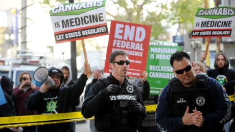 Activistas a favor de la marihuana medicinal protestan durante la redada de ayer en Oakland.