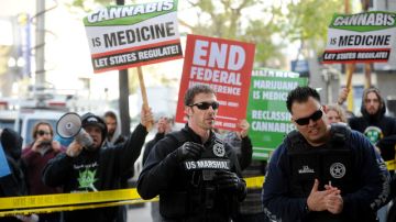 Activistas a favor de la marihuana medicinal protestan durante la redada de ayer en Oakland.