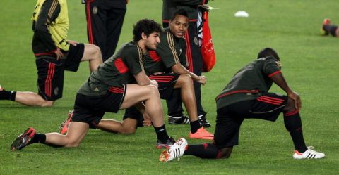Alexandre Pato (izq.) y Robson de Souza 'Robinho' (centro), brasileños del AC Milan, comparten en el entrenamiento de ayer.