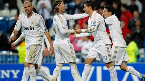 Los jugadores merengues celebran uno de los ocho tantos anotados en 180 minutos.