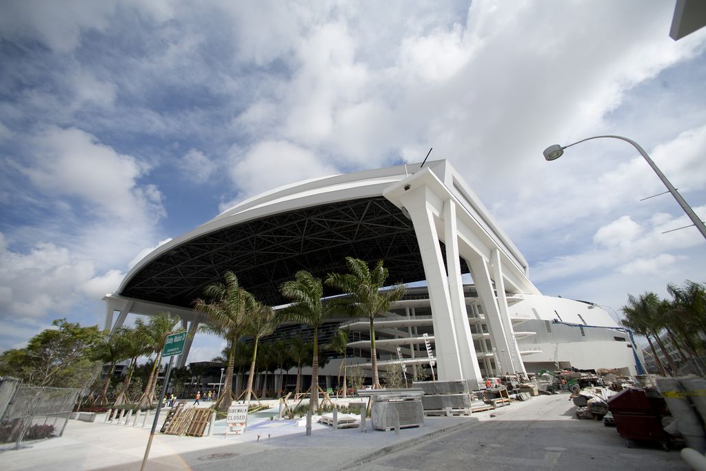 La construcción del Marlins Park estuvo envuelta por disputas políticas dentro de la ciudad de Miami y del condado de Miami-Dade.