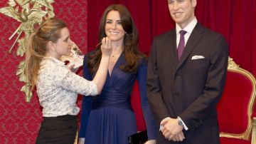 La pareja real fue inmortalizada en cera a partir de las fotografías tomadas en el momento del anuncio de su compromiso en el palacio de Saint James's de Londres, en otoño de 2010.