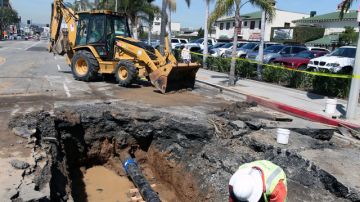 Trabajadores del Departamento de Agua y Electricidad de Los Ángeles, repararon los daños en por lo menos seis puntos.