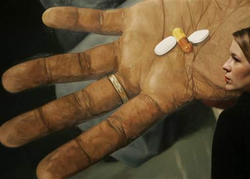 Los pacientes de sida requieren varios medicamentos como lo expone esta pieza del artista Damien Hurst, titulada: "HIV Aids, Drugs Combination".  Y a esta gente tan necesitada de esperanza y de salud fue que le robaron las cuatro personas detenidas hoy.