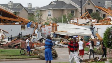 Las autoridades informaron que unas 300 casas y estructuras fueron destruidas en ese suburbio ubicado al sur de Dallas.