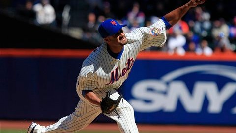 Johan Santana lanzando en el primer inning del juego inaugural contra Atlanta en el Citifield