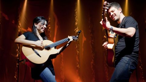 Rodrigo y Gabriela junto a la orquesta C.U.B.A. presentan su álbum 'Área 52'.