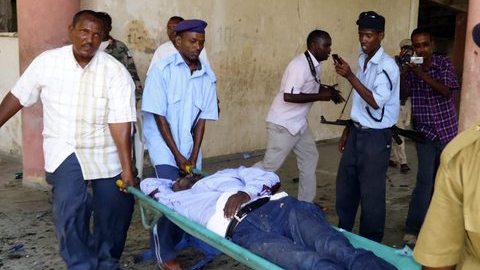 Uno de las cinco víctimas fatales es trasladada después de la potente explosión registrada en el Teatro Nacional de Mogadiscio, Somalia.