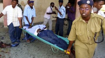 Uno de las cinco víctimas fatales es trasladada después de la potente explosión registrada en el Teatro Nacional de Mogadiscio, Somalia.