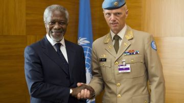 El enviado de la ONU y la Liga Árabe para Siria, Kofi Annan (izq.), y el general noruego Robert Mood (der.).