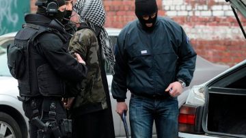 Una persona es detenida en una redada contra el terrorismo islámico en Roubaix, Francia, ayer.