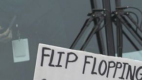 Manifestantes criticaron al aspirante republicano a la candidatura presidencial, Mitt Romney, durante la visita de éste a Wisconsin el pasado 3 de abril.