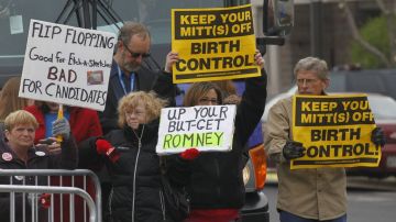 Manifestantes criticaron al aspirante republicano a la candidatura presidencial, Mitt Romney, durante la visita de éste a Wisconsin el pasado 3 de abril.