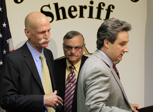 El sheriff del condado Maricopa Joe Arpaio, al centro, escoltado por sus dos abogados, Joseph Popolizio y John Masterson.