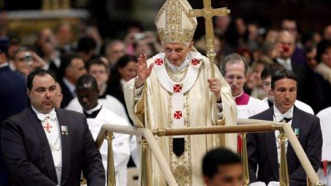 Benedicto XVI presidió en la basílica de San Juan de Letrán la concelebración de la misa con el tradicional rito del lavado de pies a 12 sacerdotes.