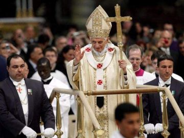Benedicto XVI presidió en la basílica de San Juan de Letrán la concelebración de la misa con el tradicional rito del lavado de pies a 12 sacerdotes.