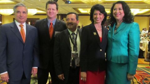 Laura Murillo (der.), presidenta de la Cámara Hispana de Comercio de Houston, y algunos de sus invitados a la exposición y almuerzo anual de su organización.