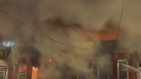 Si se aprueba una medida por la que se pretende cobrar la presencia de los bomberos en incendios como este ocurrido en Passaic, los propietarios de edificios tendrían que pagar miles de dólares a ese departamento.
