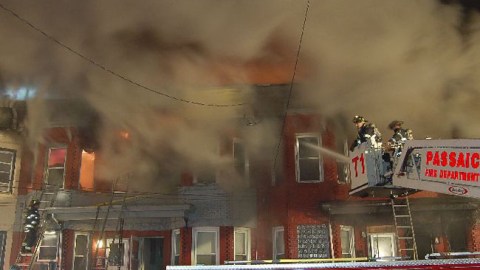 Si se aprueba una medida por la que se pretende cobrar la presencia de los bomberos en incendios como este ocurrido en Passaic, los propietarios de edificios tendrían que pagar miles de dólares a ese departamento.
